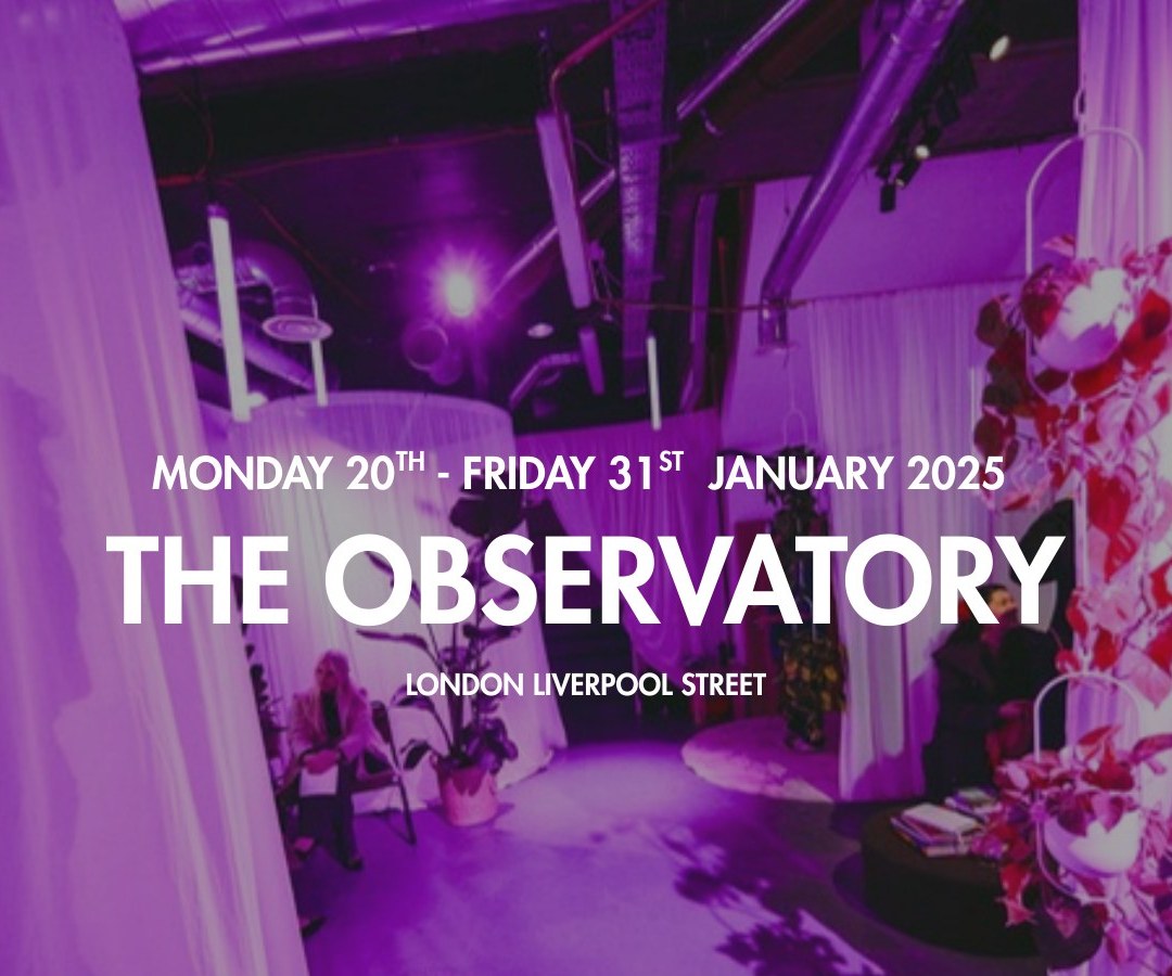 De paars verlichte ruimte van The Observatory in Londen, met de data van de expositie