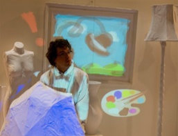 Een kind bij een projectie van een schilderij met een palet