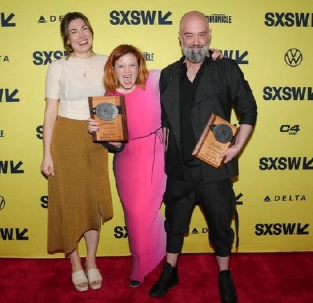Het Soul Paint-team met twee prijzen voor de gele SXSW-wand